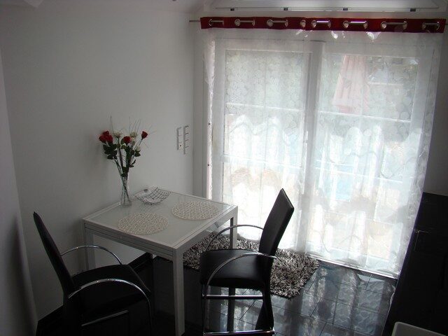 Essplatz am Fenster mit Zugang zur Terrasse