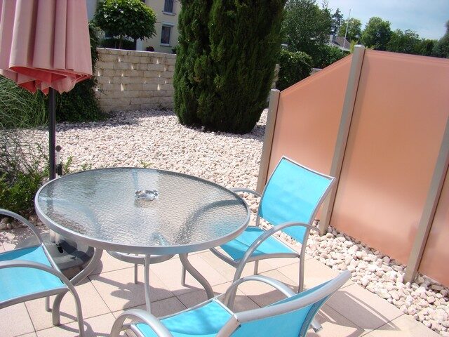 Eigene Terrasse mit Sitzgruppe und Sonnenschirm