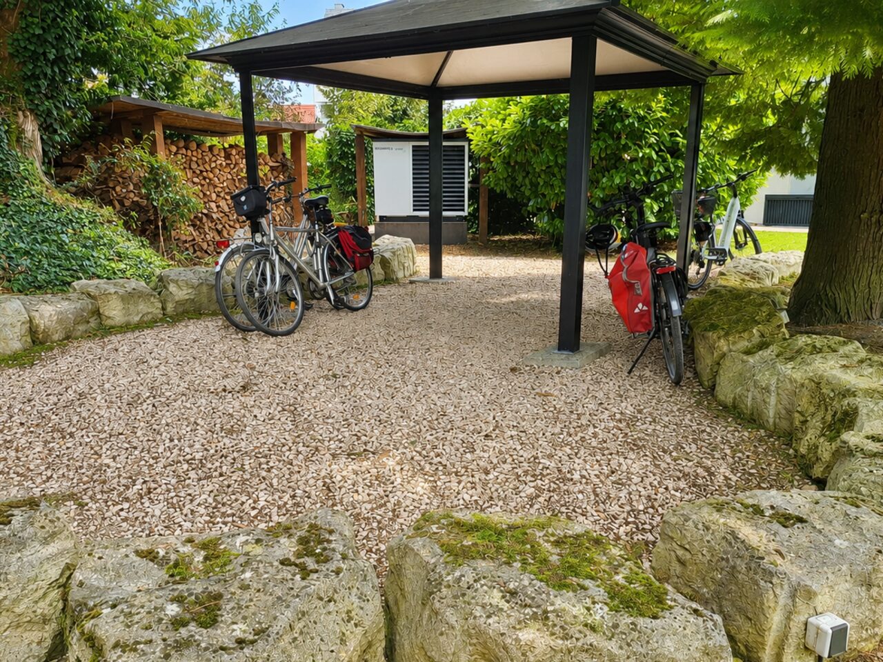 Überdachter Fahrradstellplatz mit abgestellten Fahrrädern und E-Bikes