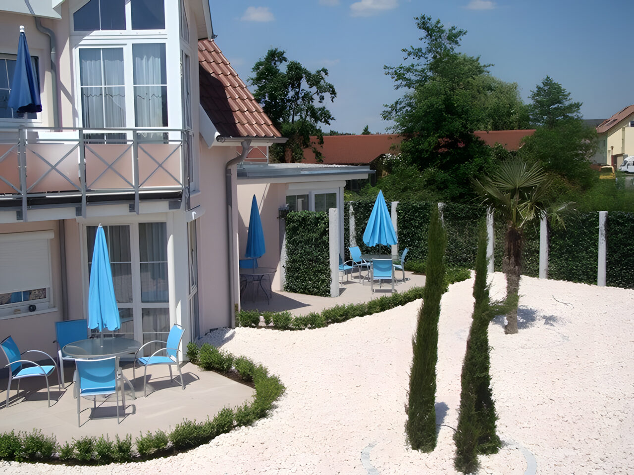 Terrassen mit Sonnenschirmen entlang des Hauses